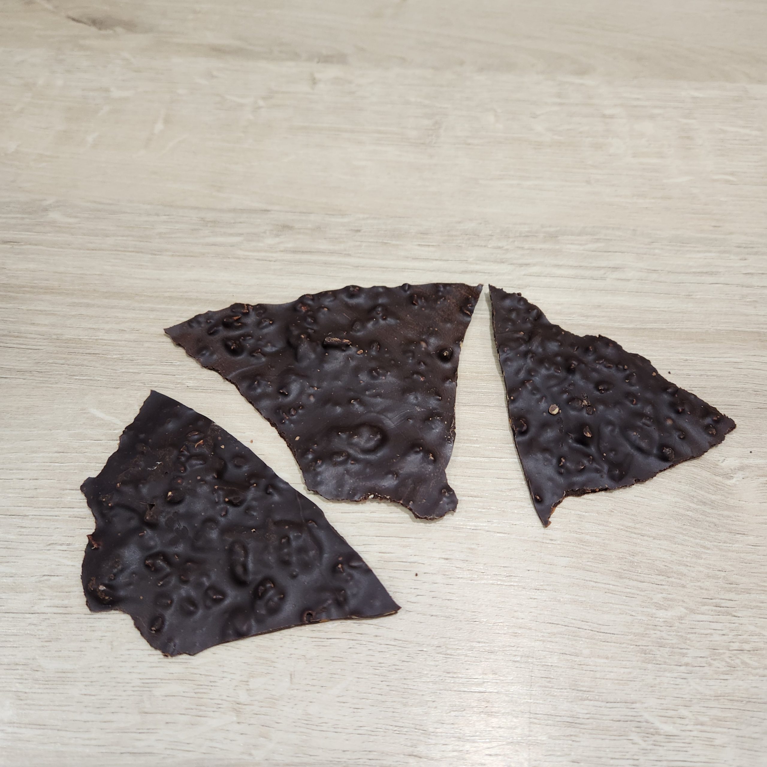 eclat noisettes noir scaled Eclat de chocolat à la noisette